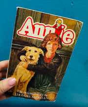 Load image into Gallery viewer, Llyfr Annie gan Thomas Meehan o 1983 / Annie book by Thomas Meehan from 1982
