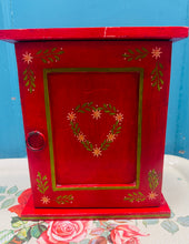 Load image into Gallery viewer, Cabinet dal goriadau coch Vintage wedi ei beintio â llaw / Vintage red handpainted key cabinet
