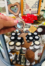 Load image into Gallery viewer, Llwy Garu Gymreig calon wedi’i wneud â llaw / Handmade heart Welsh Love Spoon
