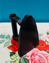 Load image into Gallery viewer, Haearn smwddio Hynafol maint 3 J &amp; J Siddon / Antique size 3 J &amp; J Siddon cast iron
