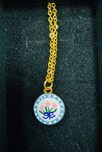 Load image into Gallery viewer, Mwclis charms bychan / Small charm necklace
