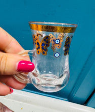 Load image into Gallery viewer, Set o 6 gwydryn te Twrceg Vintage gydac ymyl aur yn eu plastic gwreiddiol / Vintage set of 6 Turkish tea glass with gold trim in their original plastic

