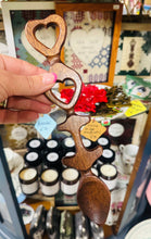 Load image into Gallery viewer, Llwy Garu Gymreig calon wedi’i wneud â llaw / Handmade heart Welsh Love Spoon
