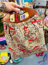 Load image into Gallery viewer, Bag gweu Retro wedi’i wneud â llaw gan Claire Susan yn Penygroes / Retro knitting bag handmade by Claire Susan in Penygroes
