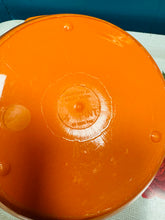 Load image into Gallery viewer, Powlen blastic 4 peint Retro oren gyda handlen o’r 70au / Retro 4 pints orange plastic bowl with handle from the 70s
