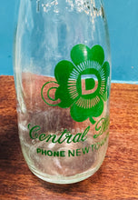 Load image into Gallery viewer, Potel lefrith 1 peint gwydr Vintage ‘Central Dairies Newtown’ / Vintage glass ‘Central Dairies Newtown’ 1 pint milk bottle
