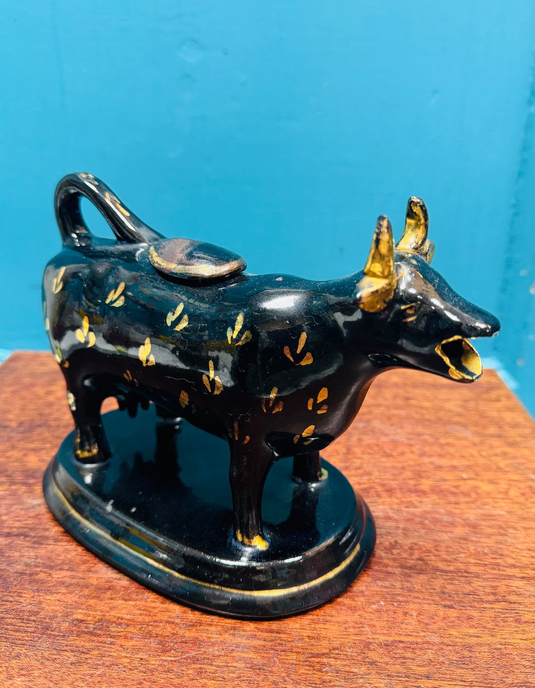 Jwg hufen buwch ddu ac aur Crochenwaith Staffordshire Jackfield Hynafol o 1860 / Antique Staffordshire Jackfield Pottery black and gold cow creamer from 1860