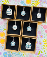 Load image into Gallery viewer, Mwclis unigryw ‘Chwaer’ seramig ac arian gan Tlysau / Unique seramic and silver ‘Chwaer’ necklace by Tlysau
