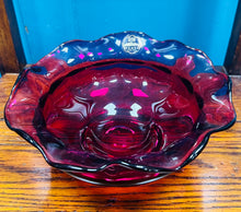 Load image into Gallery viewer, Powlen wydr coch Cranberry ‘Royal Scot’ Vintage wedi ei wneud â llaw / Vintage handmade ‘Royal Scot’ red Cranberry glass bowl
