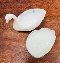 Load image into Gallery viewer, Alarch ‘milk glass’ gwyn Vintage dal halen o’r cyfnod Foctoraidd / Victorian Vintage white milk glass swan salt pot
