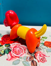 Load image into Gallery viewer, Tegan Ci ‘Zoo-it-yourself’ Tupperware o 1966 / Vintage Tupperware ‘Zoo-it-yourself’ Dog toy from 1966
