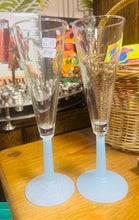 Load image into Gallery viewer, Pâr o wydrau flute Retro o’r 70au gyda coesau glas / Pair of Retro flutes from the 70s with blue stem
