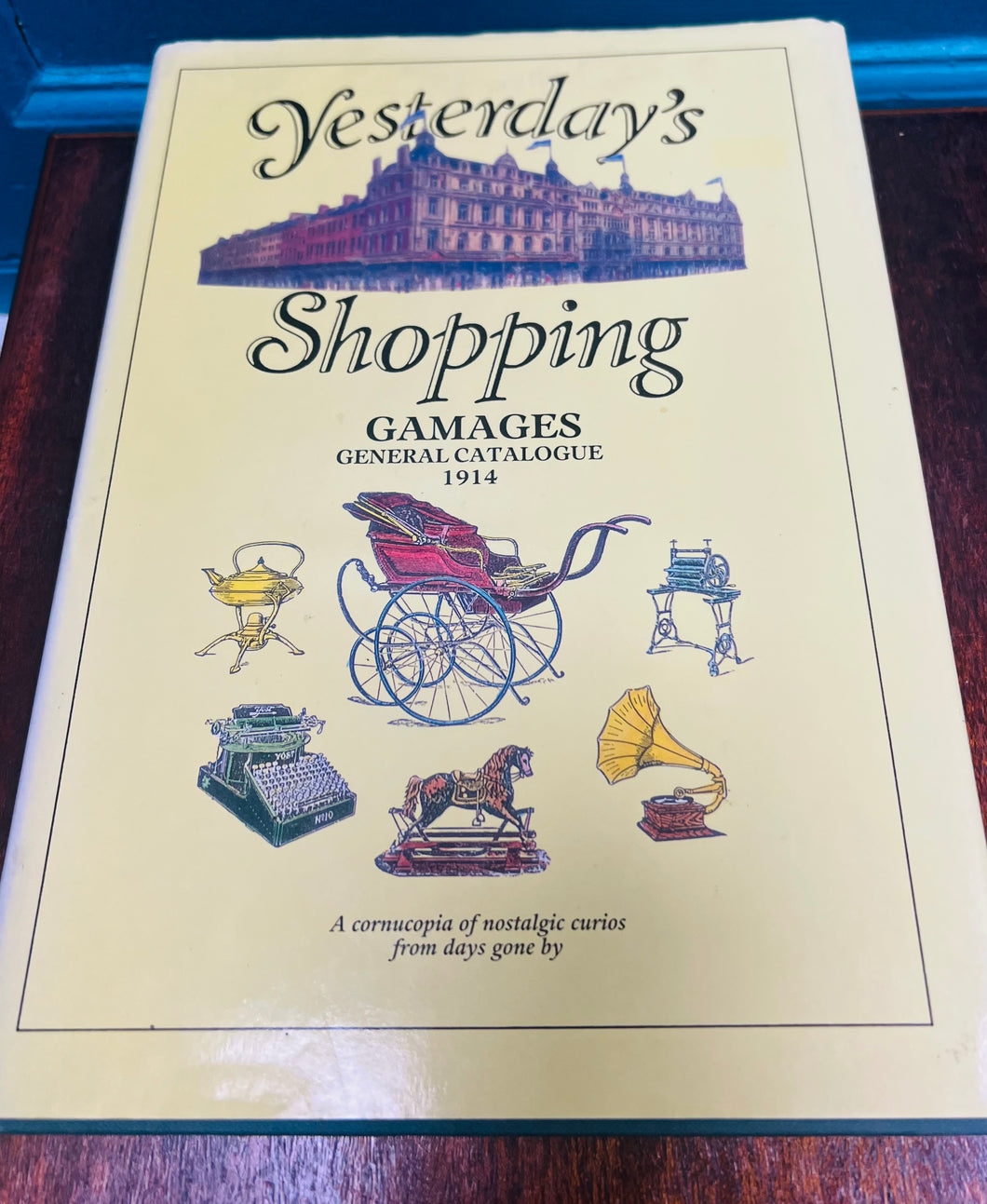Llyfr ‘Yesterday’s Shopping’ - Catalog siop Gamages o 1914 / ‘Yesterday’s Shopping’ book - Gamages shop catalogue from 1914