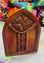 Load image into Gallery viewer, Silff lyfrau pren Fictoraidd Gothig Hynafol sy’n plygu
/Antique Victorian Gothic folding wooden book shelf
