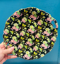 Load image into Gallery viewer, Plat teisen / brechdanau Royal Winton Grimwares patrwm Chintz du o 1953 / Royal Winton Grimwades Orient black Chintz pattern cake / sandwich plate from 1953

