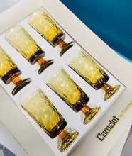 Load image into Gallery viewer, Set o 6 gwydryn Retro Amber effaith rhisgl yn ei focs gwreiddiol o’r 70au / Retro set of 6 Amber bark effect stemmed drinking glasses in their original 1970s box
