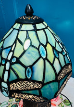 Load image into Gallery viewer, Lamp Tiffany Gwas y Neidr wedi'i gwneud â llaw o wydr lliw gwyrdd emrallt /Handmade emrald green stained glass Dragonfly Tiffany Lamp
