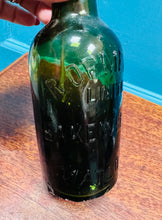 Load image into Gallery viewer, Potel Hynafol gwydr gwyrdd ‘R.Orme &amp; co Limited Bakewell &amp; Matlock’ / Antique green glass ‘R.Orme &amp; co Limited Bakewell &amp; Matlock’ bottle
