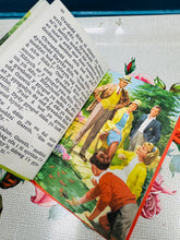 Load image into Gallery viewer, Llyfr Ladybird Cymraeg ‘Y Tŷ Mawr’ Vintage o 1971 / Welsh Vintage ‘Y Tŷ Mawr’ Ladybird book from 1971
