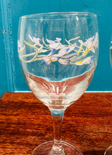 Load image into Gallery viewer, Pâr o wydrau gwin Vintage bychan gyda blodau glas / Vintage pair of small blue flower wine glasses
