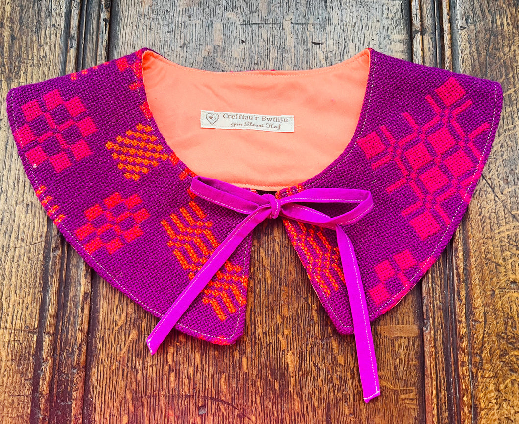Coler wedi ei wneud â llaw allan o Flanced Brethyn Cymreig Vintage Piws ac Oren / Hand Made collar made out of a Purple and Orange Vintage Welsh Tapestry Blanket