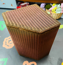 Load image into Gallery viewer, Basged ddillad congl Lloyd Loom Vintage coral o’r 30au gyda’r arwydd gwreiddiol / Vintage coral Lloyd Loom corner laundry basket from the 30s with the original sign
