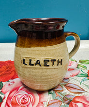 Load image into Gallery viewer, Jwg ‘Llaeth’ Crochendy Tregaron o’r 70au / Tregaron Pottery ‘Llaeth’ jug from the 70s
