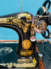 Load image into Gallery viewer, Peiriant gwnio Singer Hynafol o ddechrau’r 20fed Ganrif / Antique Singer sewing machine from the beginning of the 20th Century
