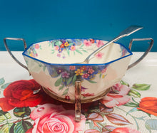 Load image into Gallery viewer, Powlen weini James Kent flodeuog wyth ochr Vintage mewn stand EPNS a llwy weini fawr / Vintage floral octagonal James Kent serving bowl in an EPNS stand and with a large serving spoon
