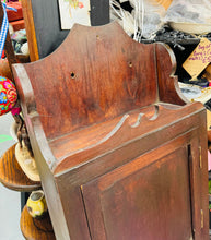 Load image into Gallery viewer, Cwpwrdd Vintage sydd yn mynd ar wal wedi ei wneud allan o hen focsys / Vintage wall cupboard made out of old boxes
