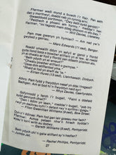 Load image into Gallery viewer, Llyfr jôcs ‘Helo Bobol’ o 1979 wedi ei arwyddo gan Hywel Gwynfryn / ‘Helo Bobol’ joke book from 1979 signed by  Hywel Gwynfryn
