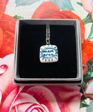 Load image into Gallery viewer, Mwclis unigryw ‘Mam orau’ seramig ac arian gan Tlysau / Unique seramic and silver ‘Mam orau’ necklace by Tlysau
