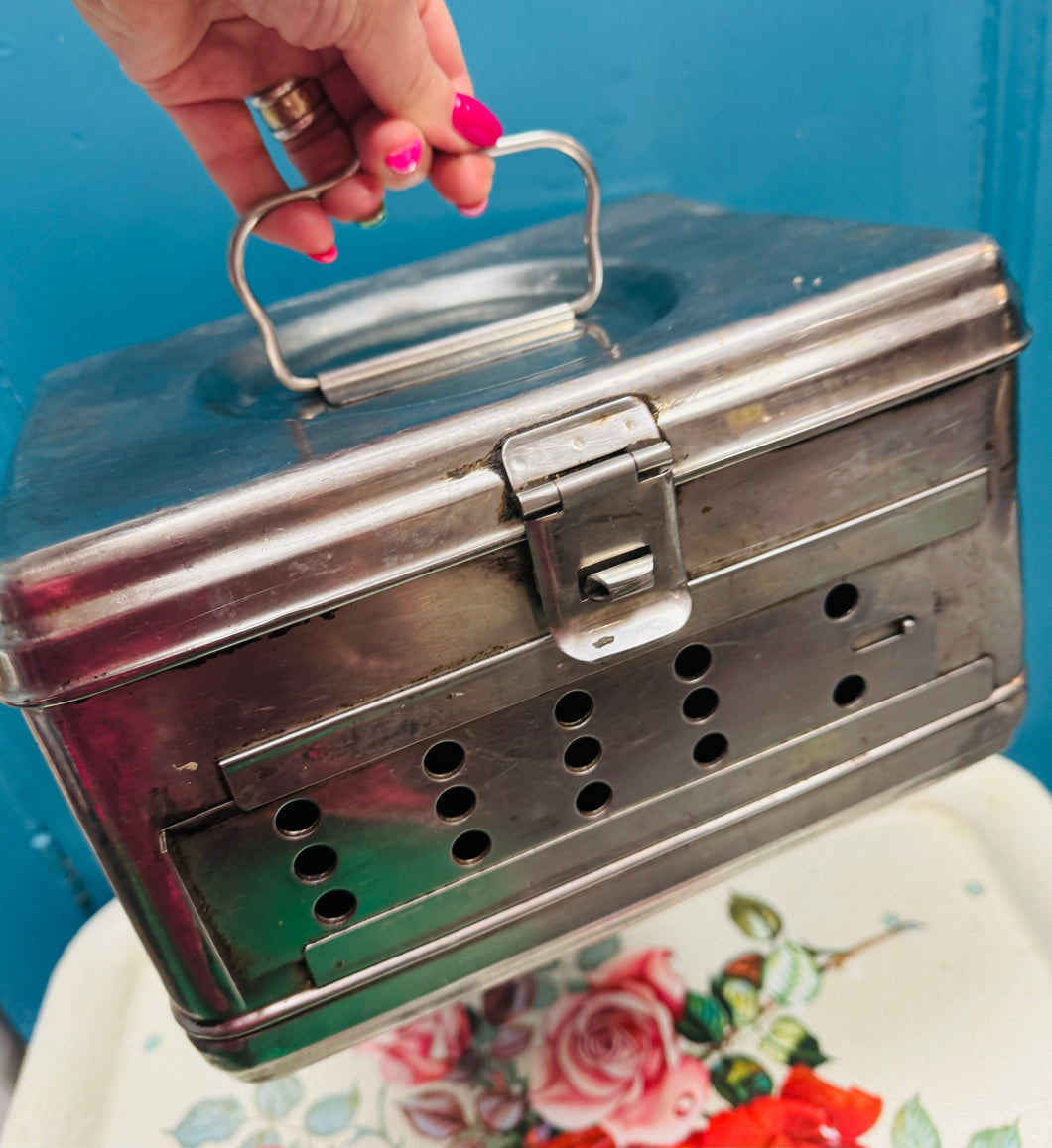 Bocs Stainles Steel Hynafol oedd yn diheintio menyg llawfeddyg o’r enw O.V.Jones o’r hen Ysbyty St David’s, Bangor / Antique Stainless Steel medical glove disinfection box that was owned by a Sergeon called O.V.Jones, St David’s Hospital, Bangor