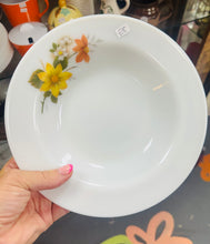 Load image into Gallery viewer, Powlen cawl fawr Pyrex JAJ Retro o’r 70au / Retro JAJ Pyrex large soup bowl
