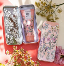 Load image into Gallery viewer, Hufen dwylo ‘Heathcote &amp; Ivory In the Garden’ mewn tin blodeuog / ‘Heathcote &amp; Ivory In the Garden’ Hand Cream in a floral tin

