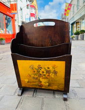 Load image into Gallery viewer, Rack cylchgronau pren tywyll Vintage gyda dyluniad blodeuog / Vintage dark wood magazine rack with flower design
