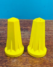 Load image into Gallery viewer, Potiau halen a pupur melyn Bakelight Vintage o’r 40au / Vintage yellow Bakelight salt and pepper pots frim the 40s
