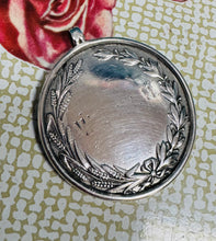Load image into Gallery viewer, Medal arian W.Owen Cylch Beirdd Môn Y Clorianydd (1951-1965) / W.Owen Cylch Beirdd Môn Y Clorianydd silver medal (1951-1965)
