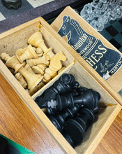 Load image into Gallery viewer, Darniau chess Staunton Vintage o’r 70au mewn bocs pren / Vintage Staunton chess pieces in a wooden box from the 70s
