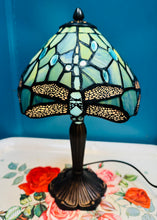 Load image into Gallery viewer, Lamp Tiffany Gwas y Neidr wedi'i gwneud â llaw o wydr lliw gwyrdd emrallt /Handmade emrald green stained glass Dragonfly Tiffany Lamp
