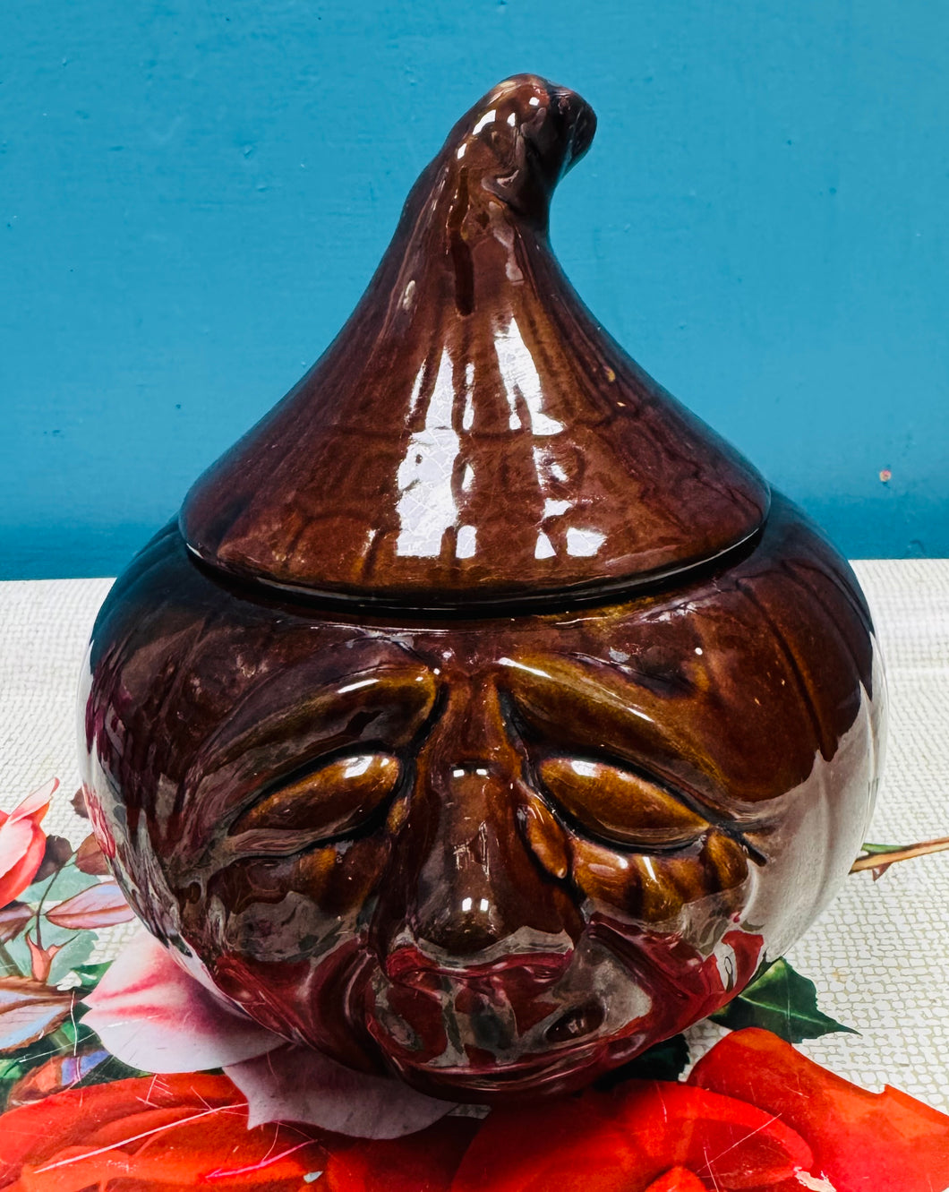 Pot nionyn picl wyneb trist Retro o’r 70au / Retro sad face pickled onion pot from the 70s