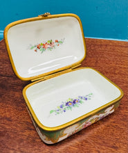 Load image into Gallery viewer, Bocs trinkets seramig Vintage Au Grand Siècle, Paris, wedi ei beintio â llaw / Vintage hand painted Au Grand Siècle, Paris, ceramic trinket box
