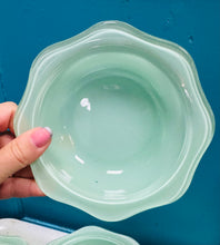 Load image into Gallery viewer, Set o 5 powlen Pyrex fach ac un powlen fawr lliw mint / Set of 5 small and one large Pyrex mint green bowls
