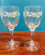 Load image into Gallery viewer, Pâr o wydrau gwin Vintage bychan gyda blodau glas / Vintage pair of small blue flower wine glasses
