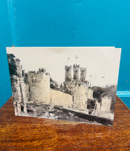 Load image into Gallery viewer, Cardyn print ‘Muriau Tref Caernarfon’ William Selwyn wedi ei arwyddo gyda pen inc gan yr artist a’i wraig / William Selwyn ‘Muriau Tref Caernarfon’ card signed with an ink pen by the artist and his wife
