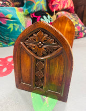Load image into Gallery viewer, Silff lyfrau pren Fictoraidd Gothig Hynafol sy’n plygu
/Antique Victorian Gothic folding wooden book shelf
