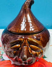 Load image into Gallery viewer, Pot nionyn picl wyneb trist Retro o’r 70au / Retro sad face pickled onion pot from the 70s
