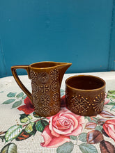 Load image into Gallery viewer, Jwg lefrith a phowlen siwgr amber brown Retro Portmeirion Totem o’r 70au / Retro amber brown Portmeirion Totem milk jug and sugar bowl from the 70s
