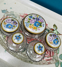 Load image into Gallery viewer, Set ystafell wely gwydr a blodeuog o ganol y ganrif ddiwethaf / Mid Century glass and floral bedroom set
