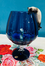 Load image into Gallery viewer, Gwydr balŵn glas Empoli gyda chath seramig yn hongian a llygoden ofnus o ganol y ganrif ddiwethaf / Mid Century Empoli blue balloon glass with a hanging ceramic cat and a scared mouse

